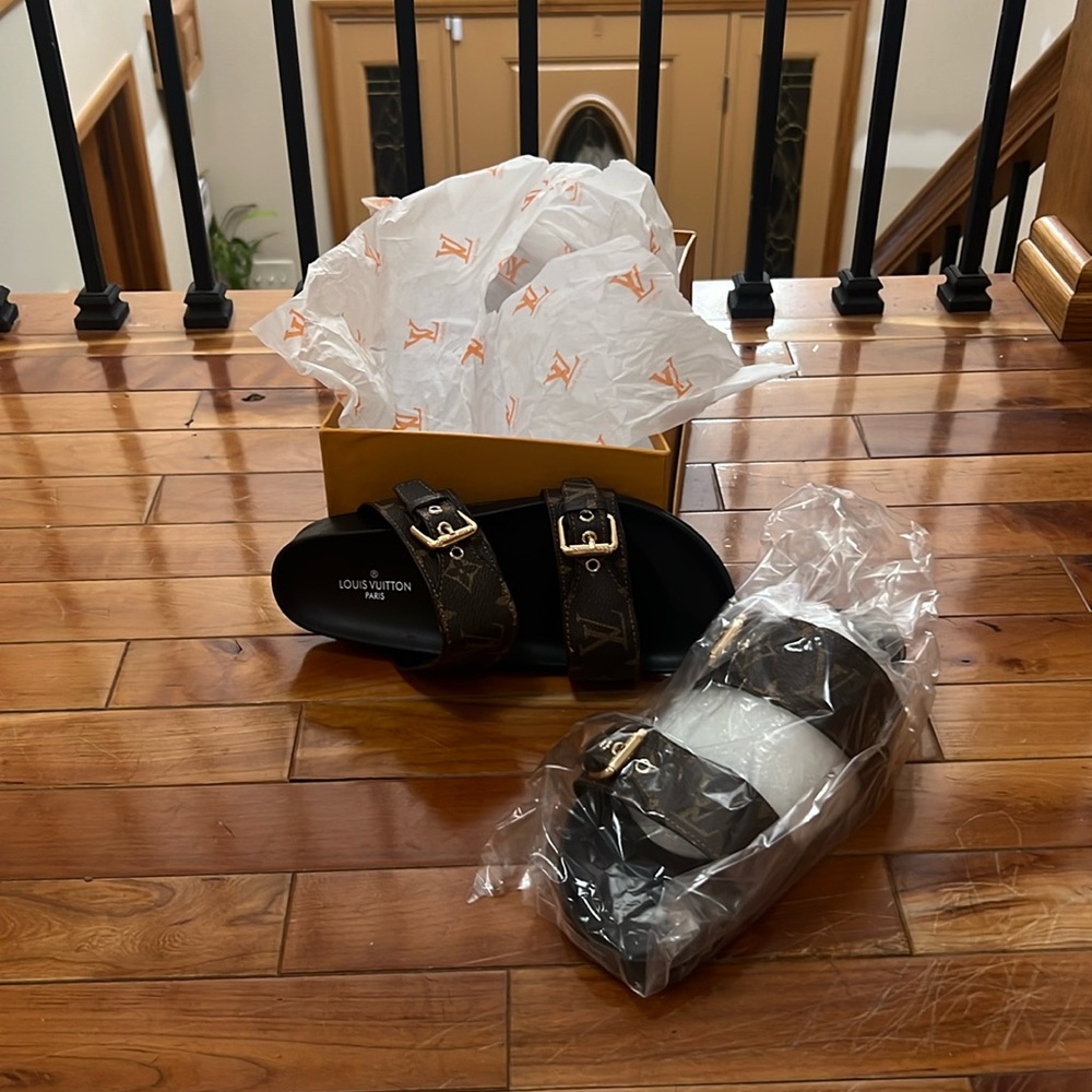 LV WOMENS SLIDE ONS NEW IN BOX